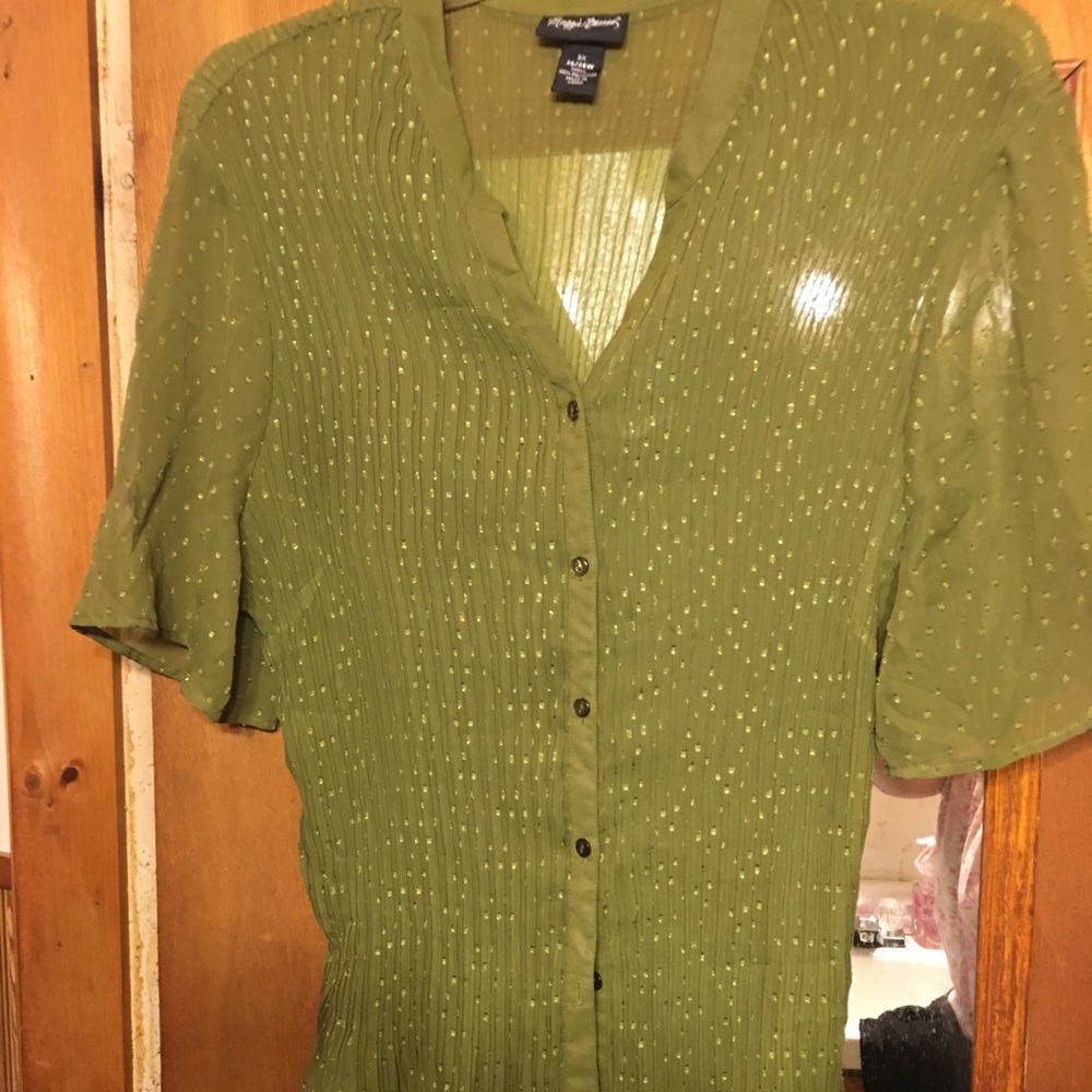 Beautiful green sheer stretchy summer blouse!